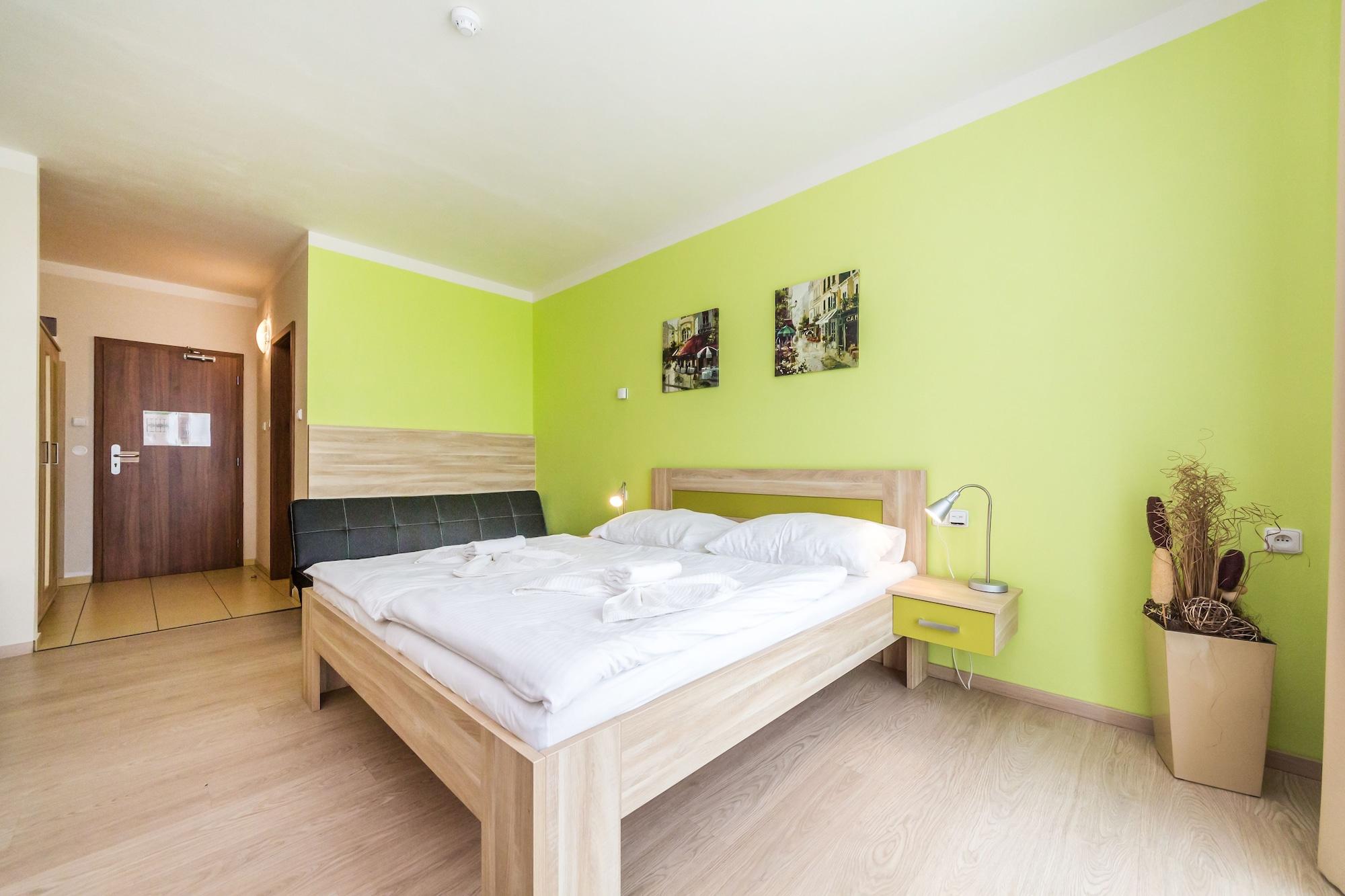 Nad Kralovnou Hotel & Restaurant Praha Bagian luar foto
