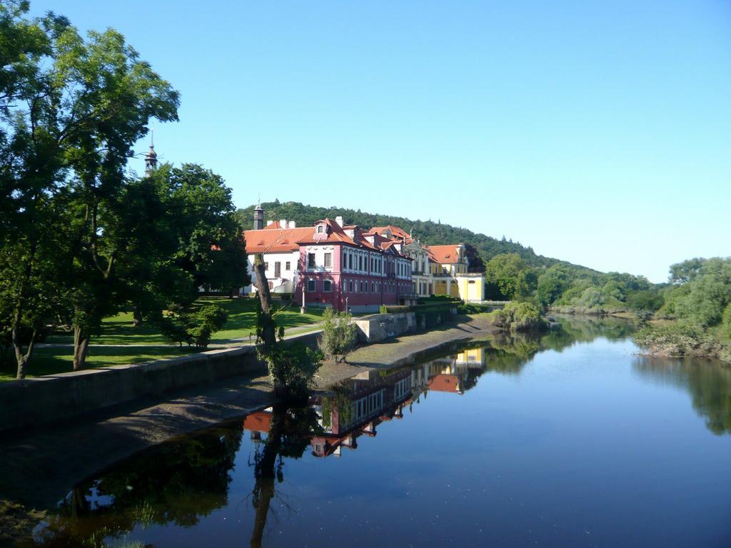 Nad Kralovnou Hotel & Restaurant Praha Bagian luar foto