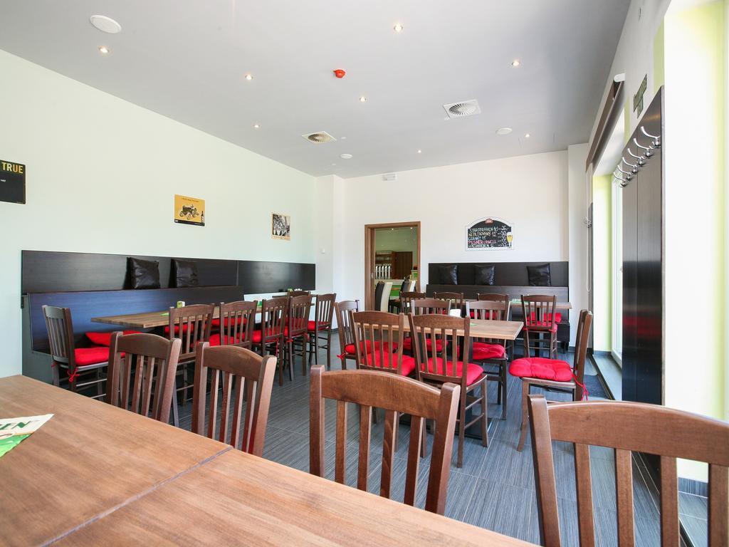 Nad Kralovnou Hotel & Restaurant Praha Bagian luar foto