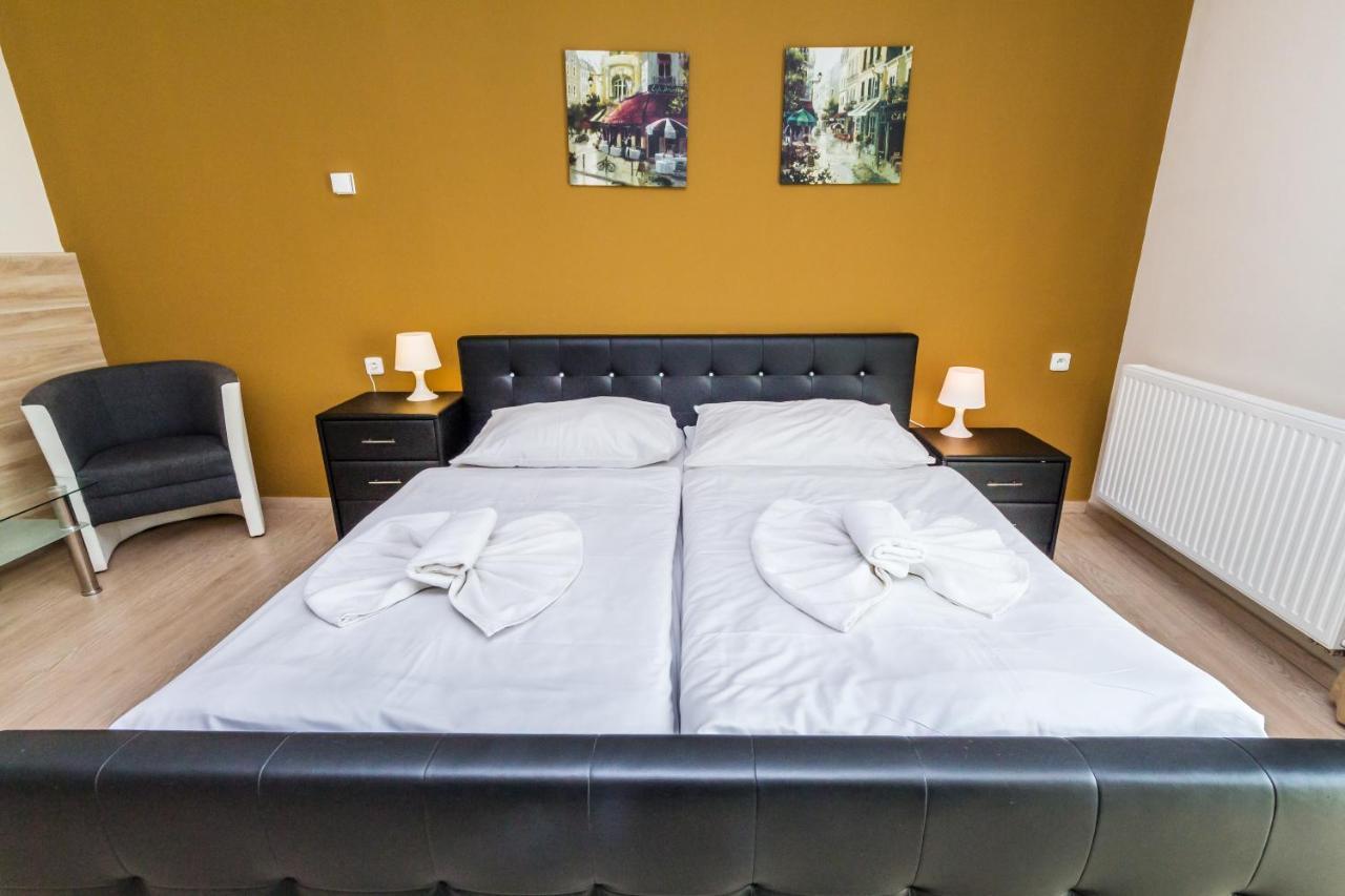 Nad Kralovnou Hotel & Restaurant Praha Bagian luar foto