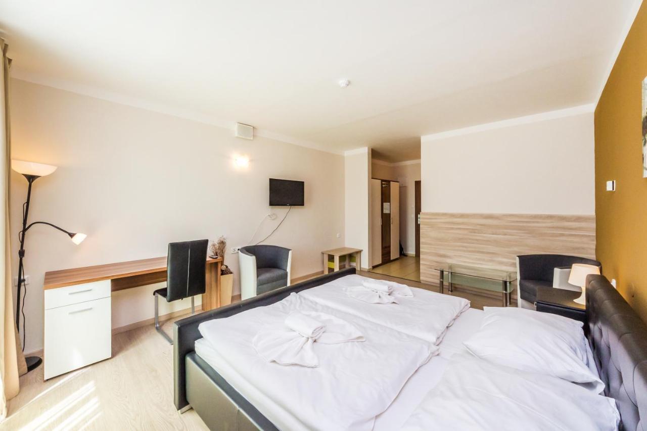 Nad Kralovnou Hotel & Restaurant Praha Bagian luar foto