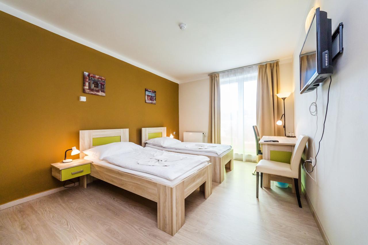 Nad Kralovnou Hotel & Restaurant Praha Bagian luar foto