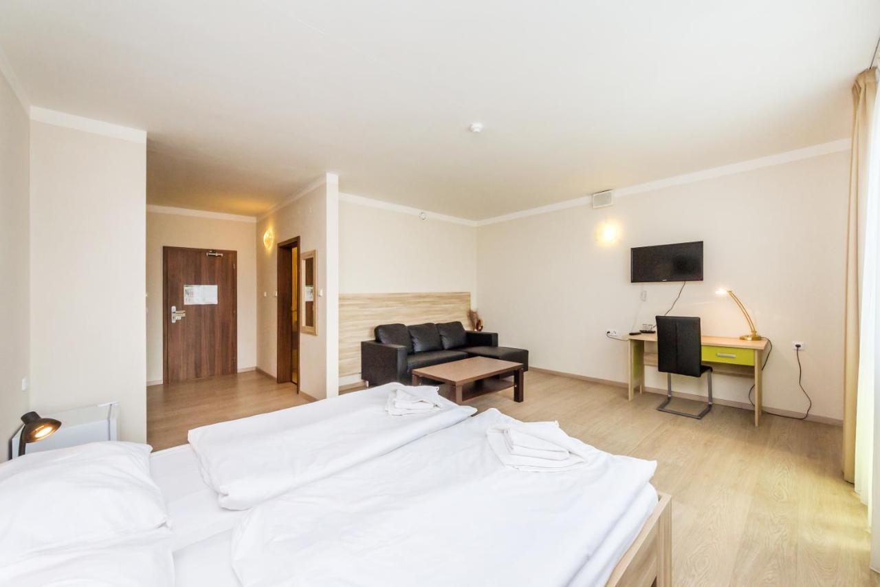 Nad Kralovnou Hotel & Restaurant Praha Bagian luar foto